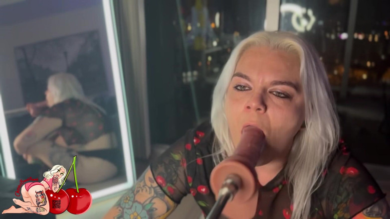 CherryBombBomb: 初めての喉のセックスマシンでのセックス