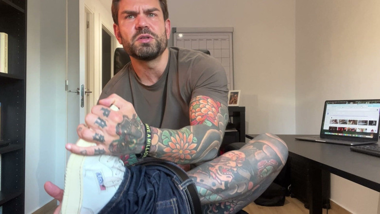 Juan Lucho Gay: Tattooed Boss Masturbates in the Office