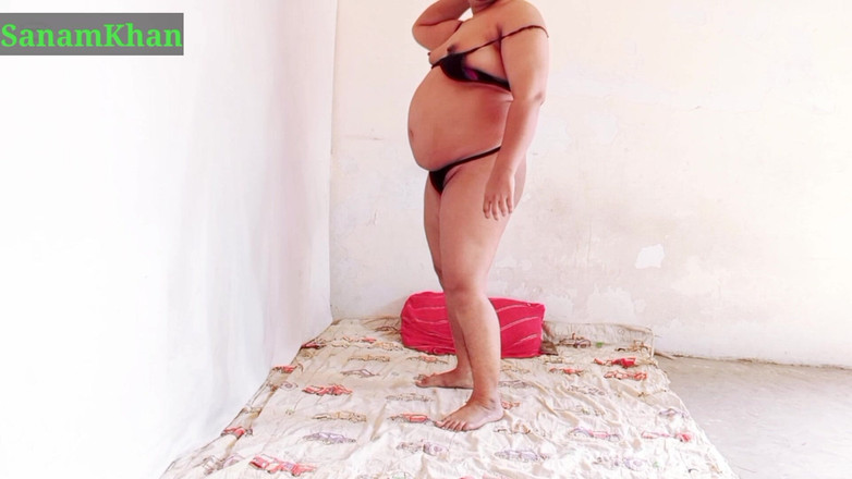 Sanamkhan: Pákistánská Sólo tetička si užívá s hračkou