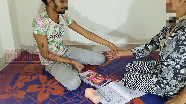 Nikita02: 섹스 토이로 즐기는 의붓여친과 배다른 여동생