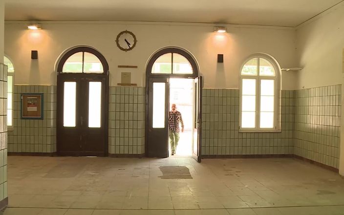 German Porn: Un'eccitante scopata a tre con uno sconosciuto a Loo