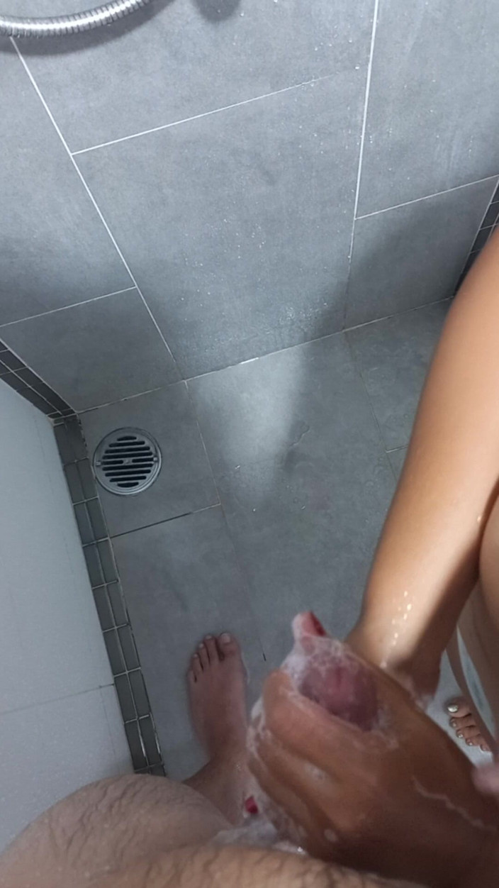 Handjob Passion: 꼴리는 빨간 손톱 비누 샤워 핸잡