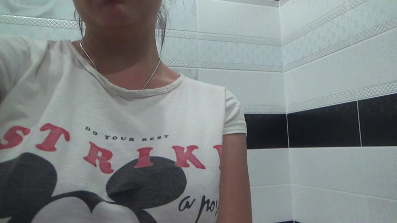 Sexy Milf: Sexy Kate peeing for you