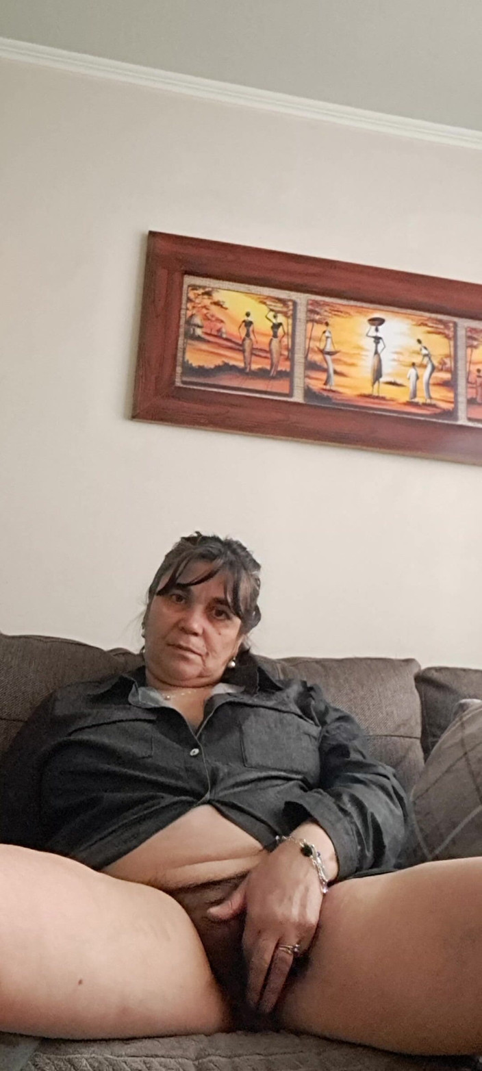 Mommy big hairy pussy: 熟女通过展示她的阴户来勾引一个年轻人