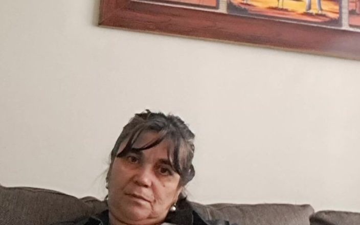 Mommy big hairy pussy: परिपक्व चोदने लायक मम्मी अपनी चूत दिखाकर जवान आदमी को बहका रही है