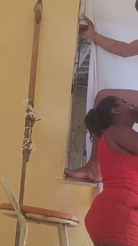 Contrató a una madura, pero Nana Diaba vio al chico en pantalones cortos y chanclas y el palo de color era enorme