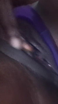 Strofinando la mia figa rasata bagnata threw le mie mutande orgasmi gemendo