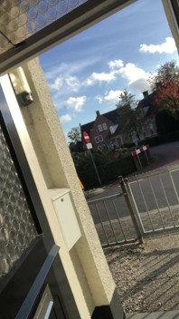 Excitée assise sur une barrière sur la route