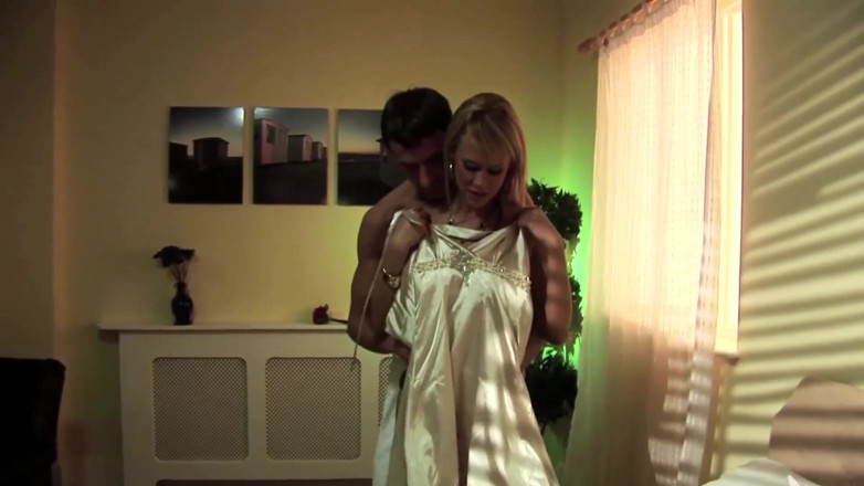 Big Boobs Babe: Перед походом в театр, мне нужно трахнуть свою жену с ее огромными сиськами. Она немного напрямилась.