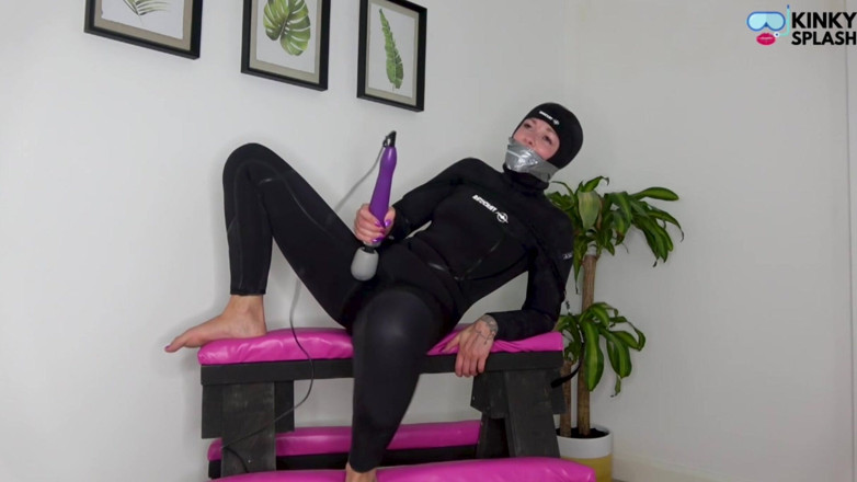 UKCuteGirl Lucy Lauren: Tapegagging et vibing dans une combinaison de plongée en sueur...