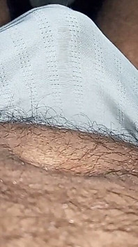 Hintli yarağım mastürbasyon yapıyor ve göğüslerini emiyor
