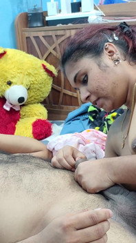 Menina punheta e esfregando pênis e romance quente