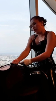 Latex drottning pegging sissy manlig slav