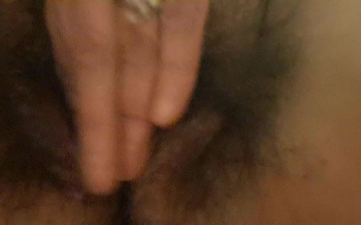 Mommy big hairy pussy: Волохата і відкрита вагіна зрілої повії