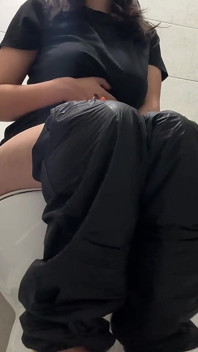 Verrückte toiletten furzt in schwarz! Nippel knallt
