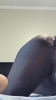 Femboy da đen mập mạp bắn tinh và xì hơi trên dương vật giả dày