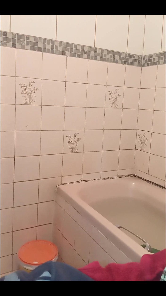 Black Bongs: Lelaki dalam Bilik Mandi