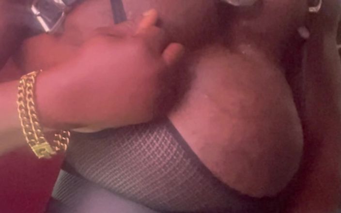Black mature kinky muscle: Blackmusclebuttslut Toying、Titplay、射精セッション