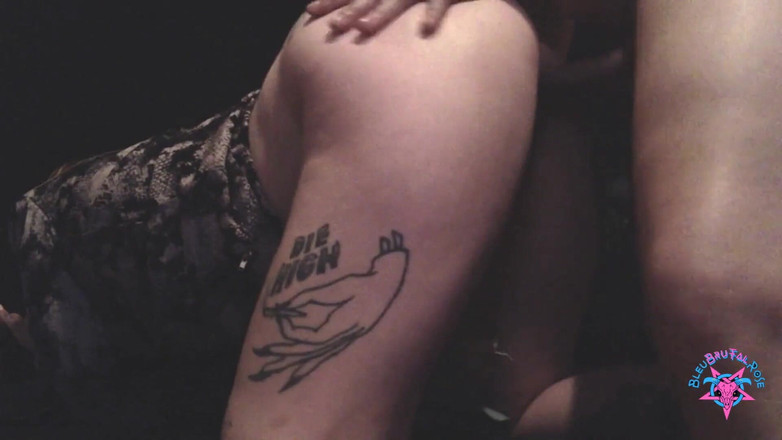 BleuBrutalRose: Pantat bahenol tante semokku dijilat sebelum dientot habis-habisan dari belakang......