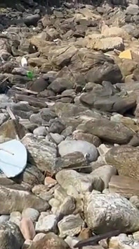 Gorące brunetki w stringach bikini na szladzie opustoszałej plaży