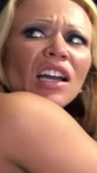 Ta blond milf nigdy nie przegapi szansy na ruchanie przez czarnego napalonego ogiera