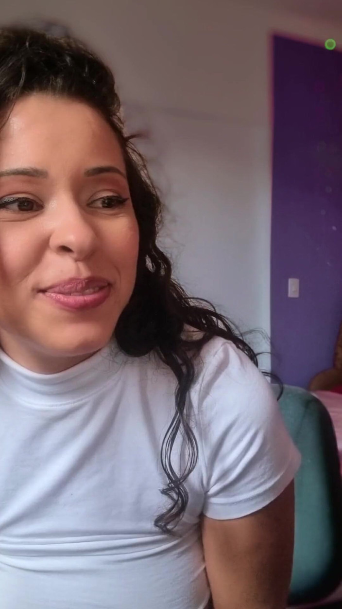 Espuleta Maia: 巨大なチンポを飲み込む貧乳のホットブルネット