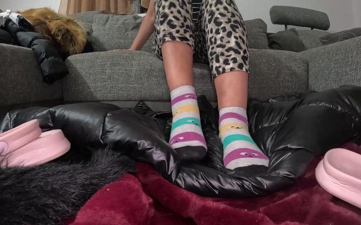 MilfyCalla: Playing with My Long Fingers, Sexy Soles and Big Feet