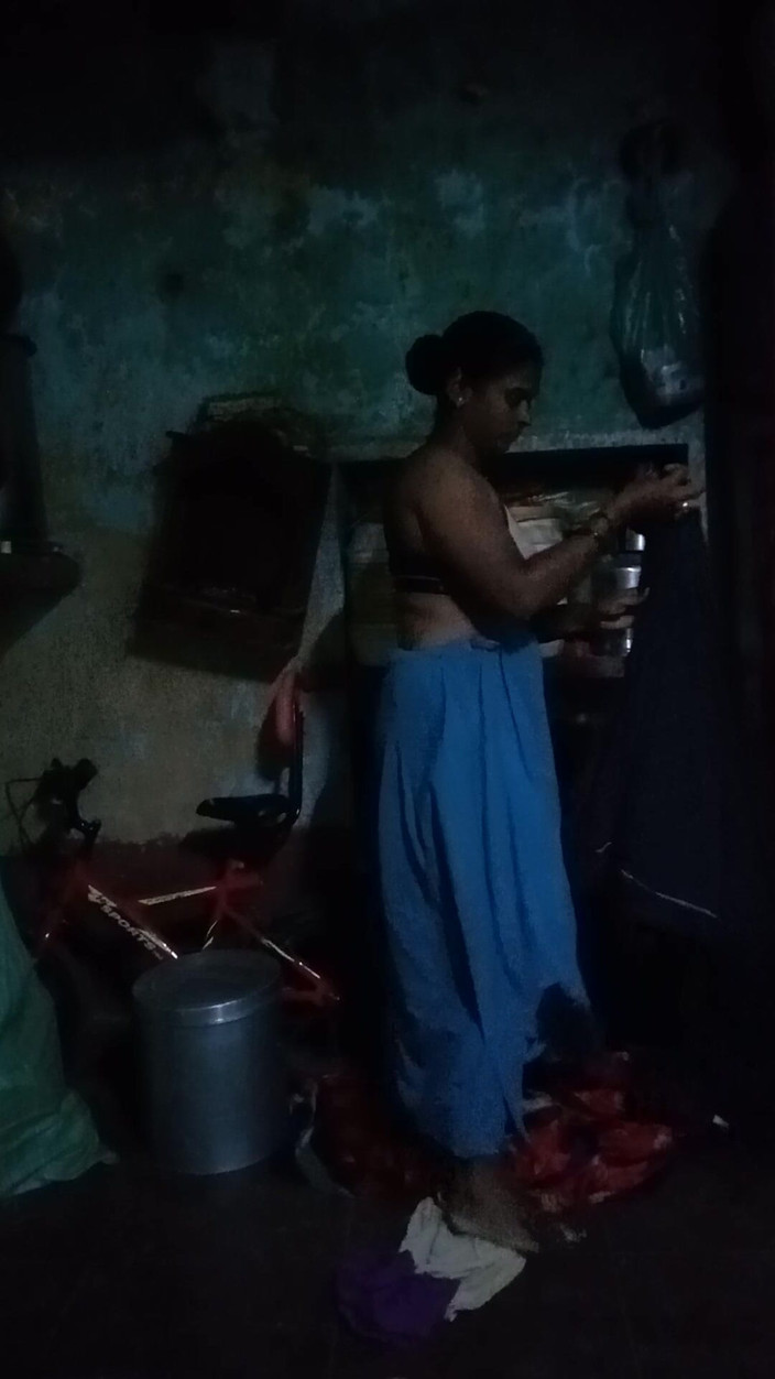 ShaliniD: 我在家换衣服