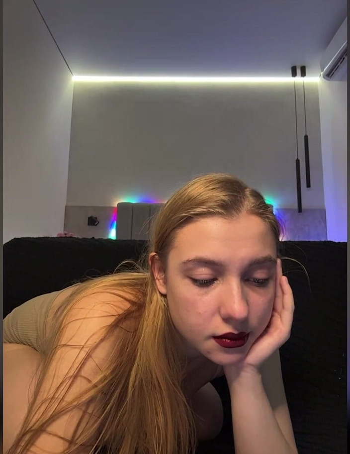 JuiceLussie: Blond Girl Masturbate on the Stream
