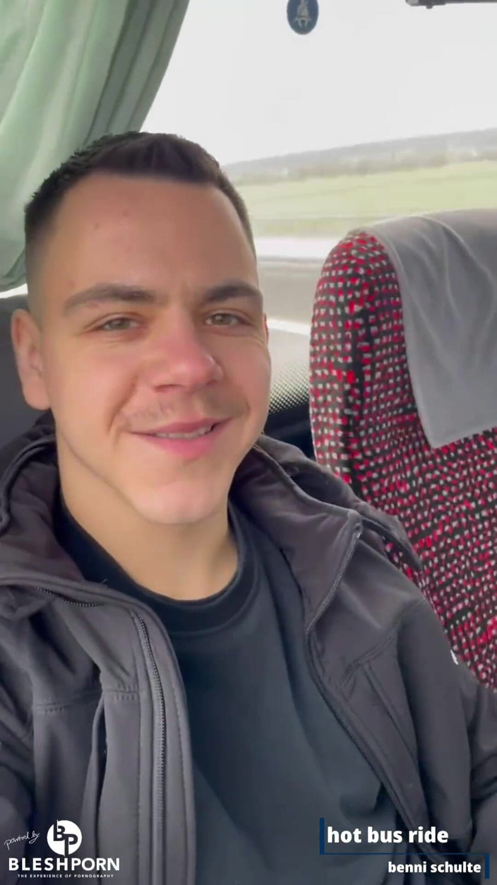 bleshporn: Stiefzoon Benni Schulte op een busrit