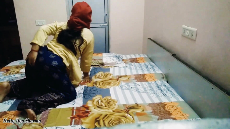 Desi Club House: Indiancă desi erotică Bhabhi Sucharita se fute în junglă în aer liber