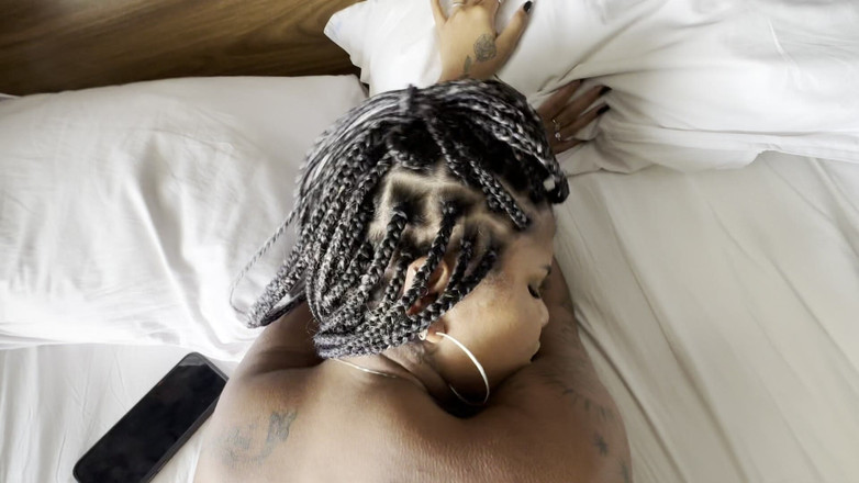 Dom Igor: Mladá latina překvapena ptákem v tváři a mlékem v zadku.