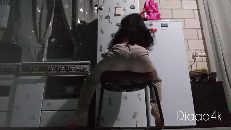 fartingclub01: Tlumené prdy na židli v džínách