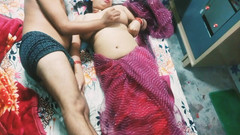 Manjushukla: Mooie Indische Bhabhi in rode kleur Saree.