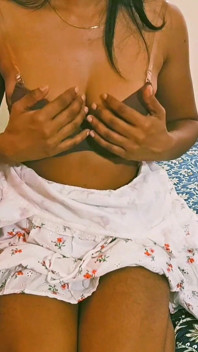 Hete Kerala-vrouw Mallu Izha. Sexy naakte borsten tepels laten zien. Strippen
