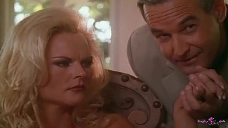 Naughty Black Girls: Una pareja está viendo a su hermosa criada teniendo sexo...