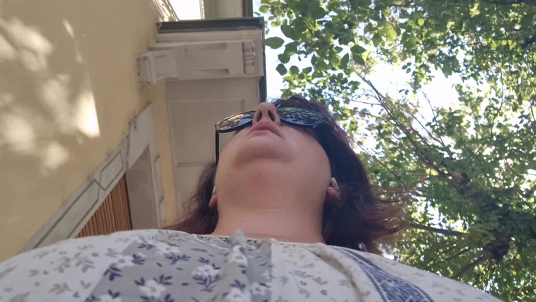 Nicoletta Embassi: Strada Și Plimbarea Râului La Bar: Scurgeri Pe Trotuar Și Urinare Torențială...