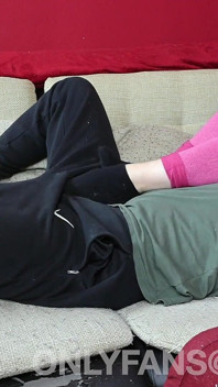 Amateur, facesitting et ballbusting en chaussettes et leggins