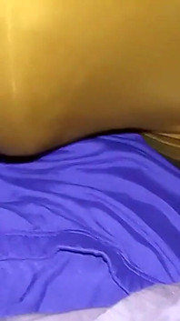 In der gelben Farbe ist das blaue höschen, das kleid