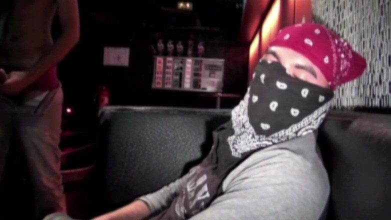 Crunch Boy: Puta francesa follada por 2 chicos heterosexuales