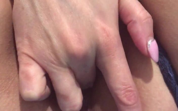 Erica Sweet: 家政婦は彼女の猫で遊ぶのが大好きです。クローズ アップ
