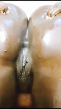 Şişman götlü iri güzel kadın ıslak osuruklar ve delikler ile anal dildo yapıyor