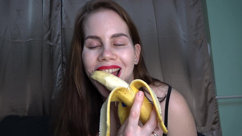 Anna Sky: O Roșcată Sexy Anna Ia Muie Și Suge Diferite Obiecte