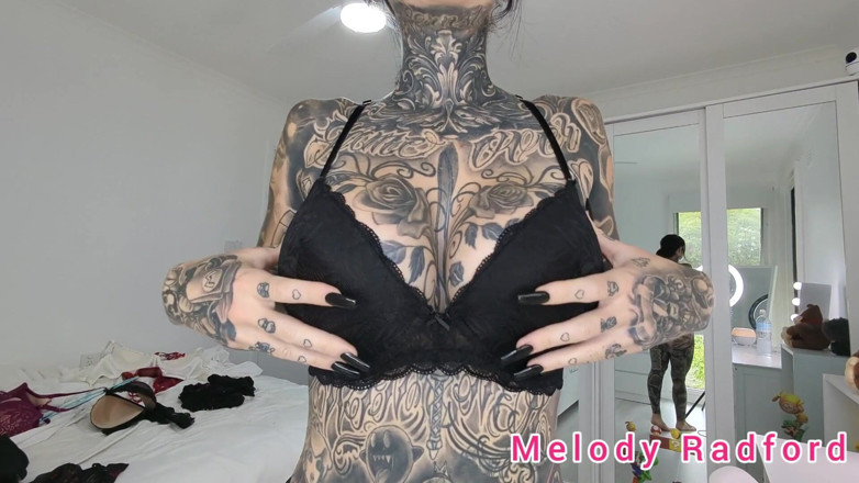 Melody Radford: Lencería negra y púrpura y micro bikini prueban Melody Radford