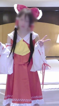 Smukła downer style apparel dziewczyna cosplayer pokazuje jej spokojny urok jako Reimu Shrine Maiden Ponownie 2
