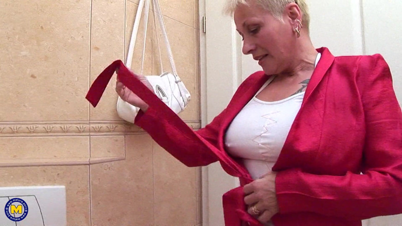 Mature NL: Doing the Kinky Stuff on a Public Toilet