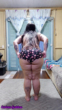 Deusa curiosa - morena gostosa usando apenas uma toalha, muito tesuda