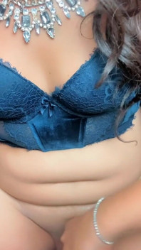 Die mollige Maram spielt mit ihrem Dildo, während sie darauf wartet, dass sich ihr Liebhaber bückt