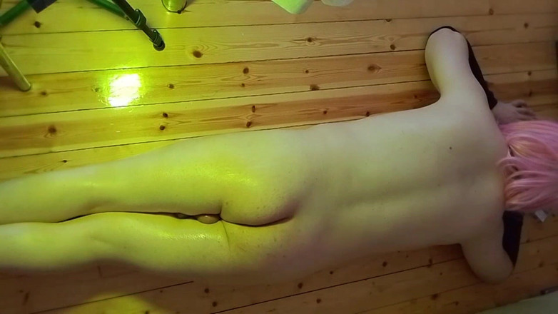 Kitty_Cross: Cosce oliate che scivolano e scivolano