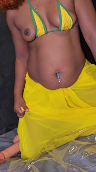 Sexy Sheron Yellow sari culona reina follando duro 13 pulgadas con consolador